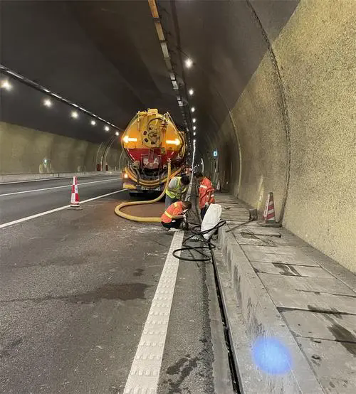 昭平隧道排水渠清淤